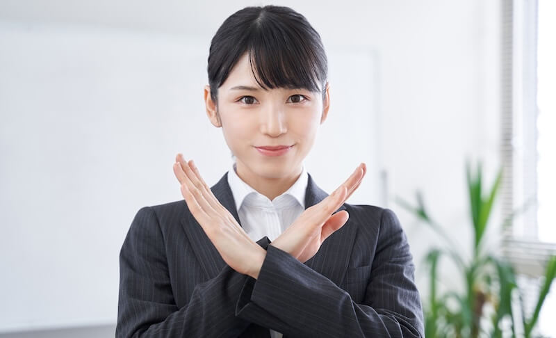 NGサインを出す日本人女性