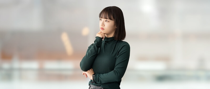 考えごとをする若い女性