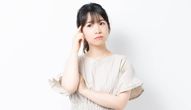 考え事をする若い女性