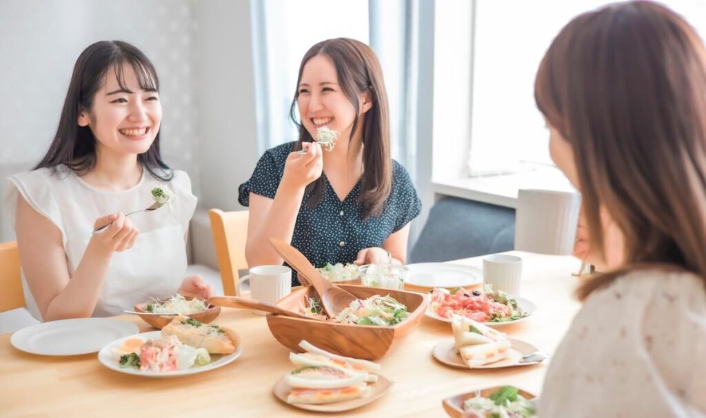 美味しい料理を食べる女性たち