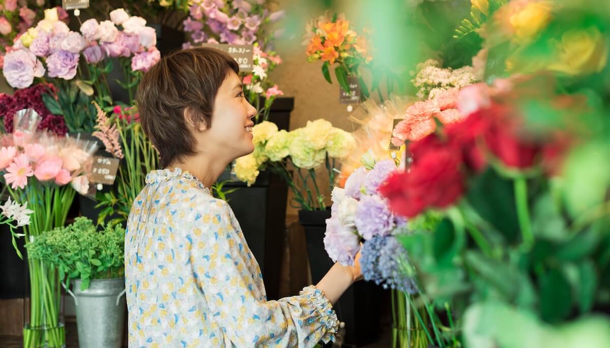 花を買う若い女性