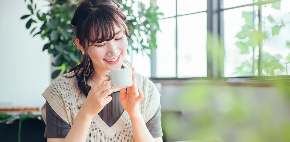 ホットドリンクを飲む女性