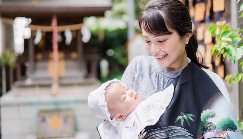 赤ちゃんを抱っこするお母さん