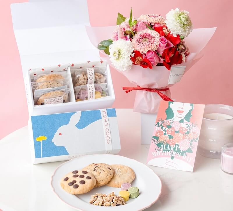 CocoChouChou「やさしい焼き菓子 詰め合わせ」とそのまま飾れる花束のセット